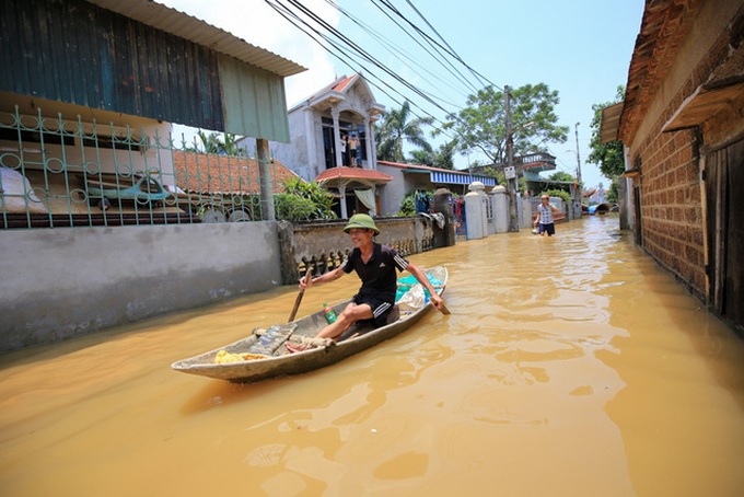 Floods ravaging Hanoi suburban localities - 9