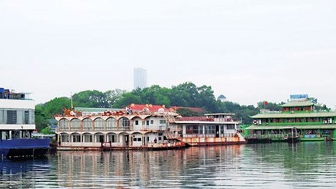 Hanoi to clear West Lake of food, tour vessels - 1