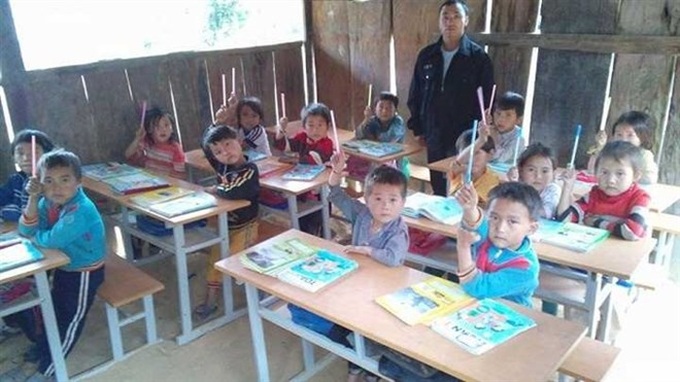 Male teachers stay the course on a difficult road - 1 Male teachers stay the course on a difficult road - 1