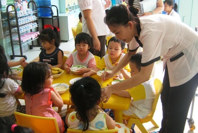Vietnam faces shortage of 27,500 pre-school teachers - 1
