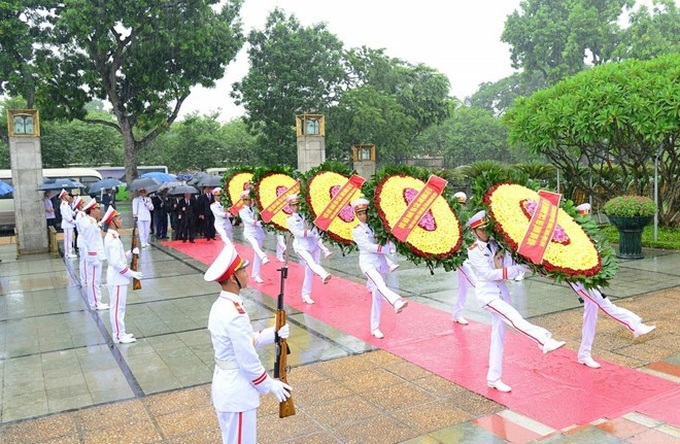 Leaders pay tribute to heroic martyrs - 1