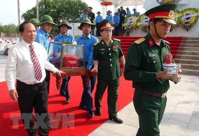Quang Binh holds reburial service for remains of martyrs - 1