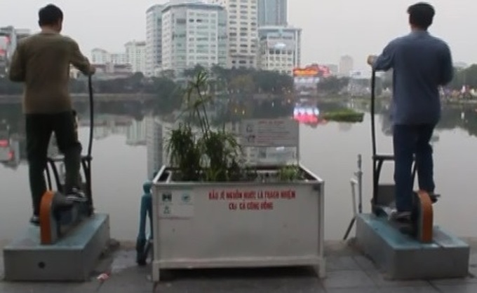 Exercising machine purifies Hanoi's lakes - 1