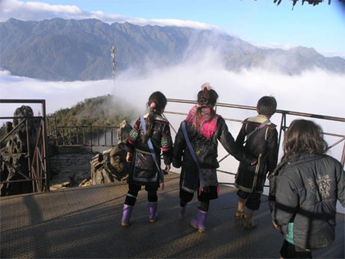 Cloudy Sapa attracts visitors - 6