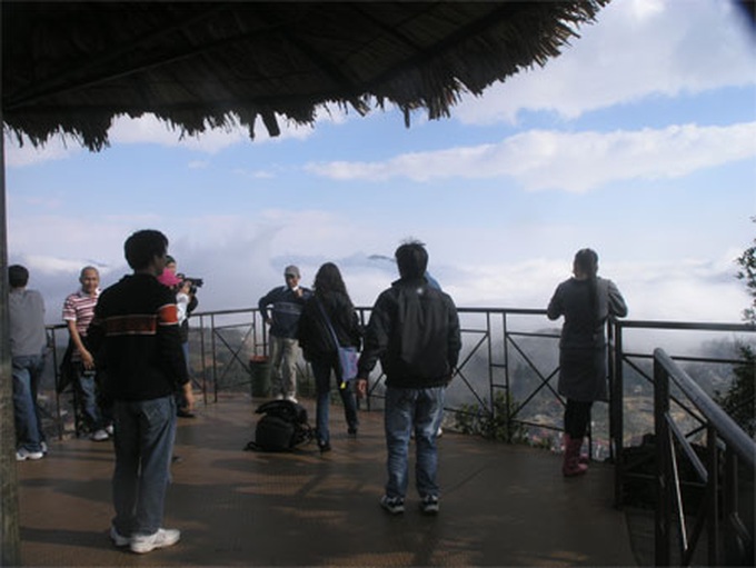 Cloudy Sapa attracts visitors - 2