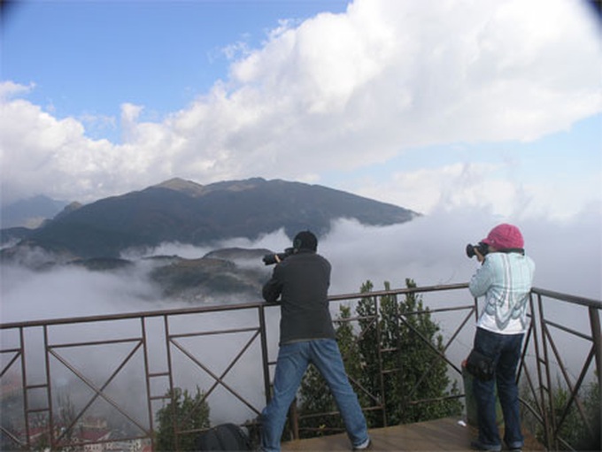 Cloudy Sapa attracts visitors - 4