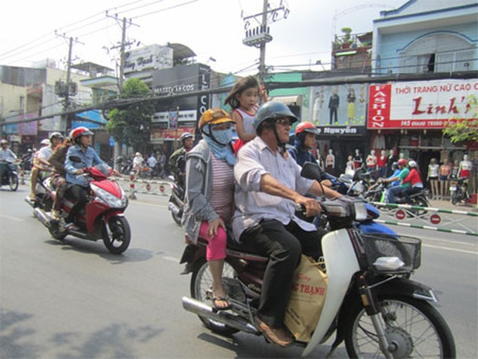 Hanoi and HCM City clamp down on child helmet rules - 2