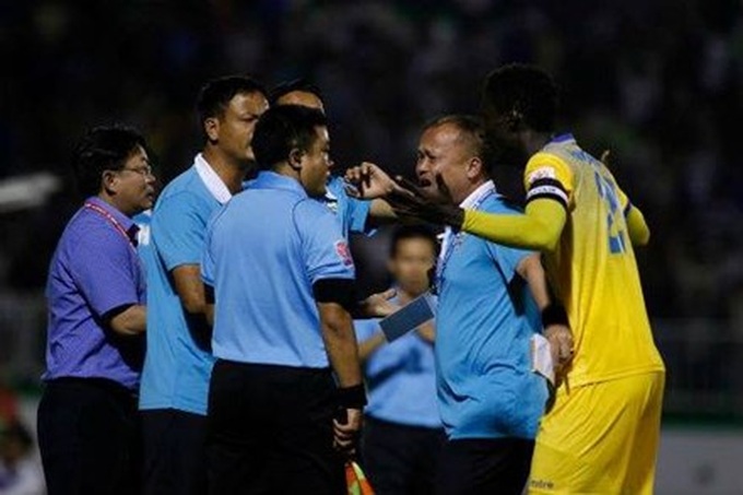 VPF plans to hire foreign referees for V-League - 1