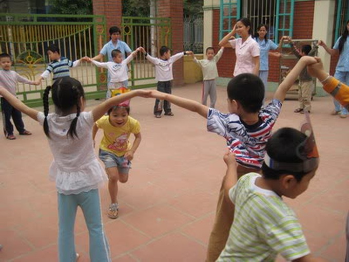 Vietnamese children turn away from folk games for devices - 1 Vietnamese children turn away from folk games for devices - 1