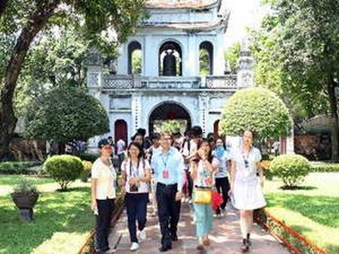 Young overseas Vietnamese return to roots - 1
