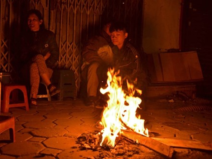 Fires break out in Hanoi streets, to warm night workers as winter cold bites - 8