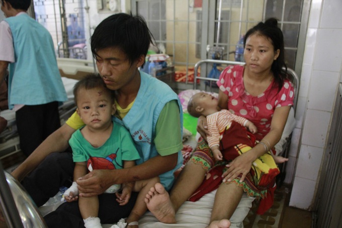Couple calls for help for injured children - 1 Couple calls for help for injured children - 1