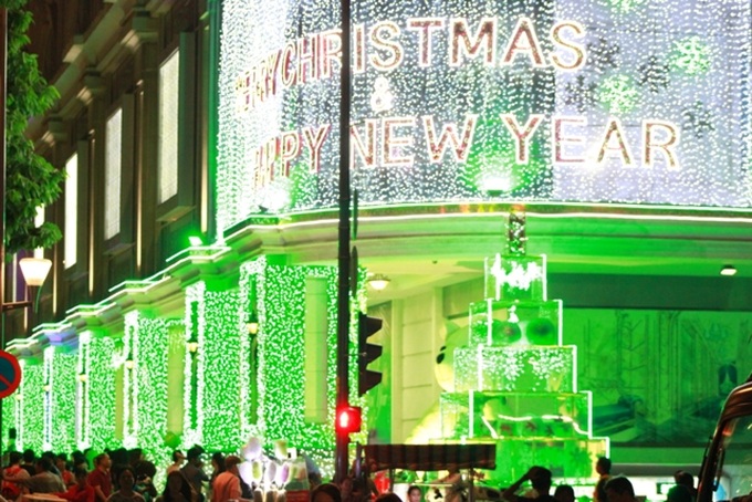 Ho Chi Minh City brightened up to celebrate new year - 2