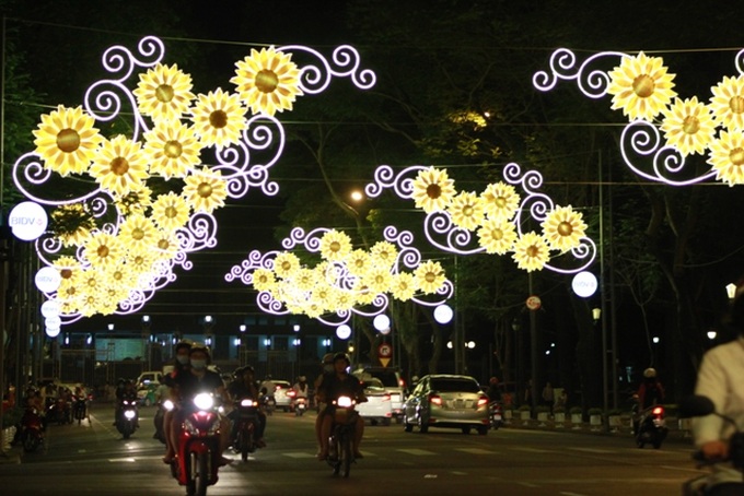 Ho Chi Minh City brightened up to celebrate new year - 7