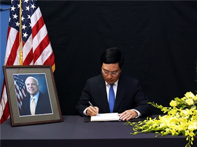 Deputy PM Minh pays tribute to late U.S. Senator John McCain - 1