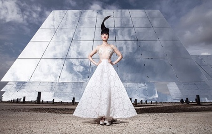 Vietnamese model's show set against solar backdrop - 1