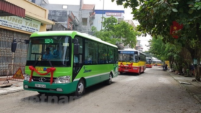 More Hanoians prefer traveling by bus - 1