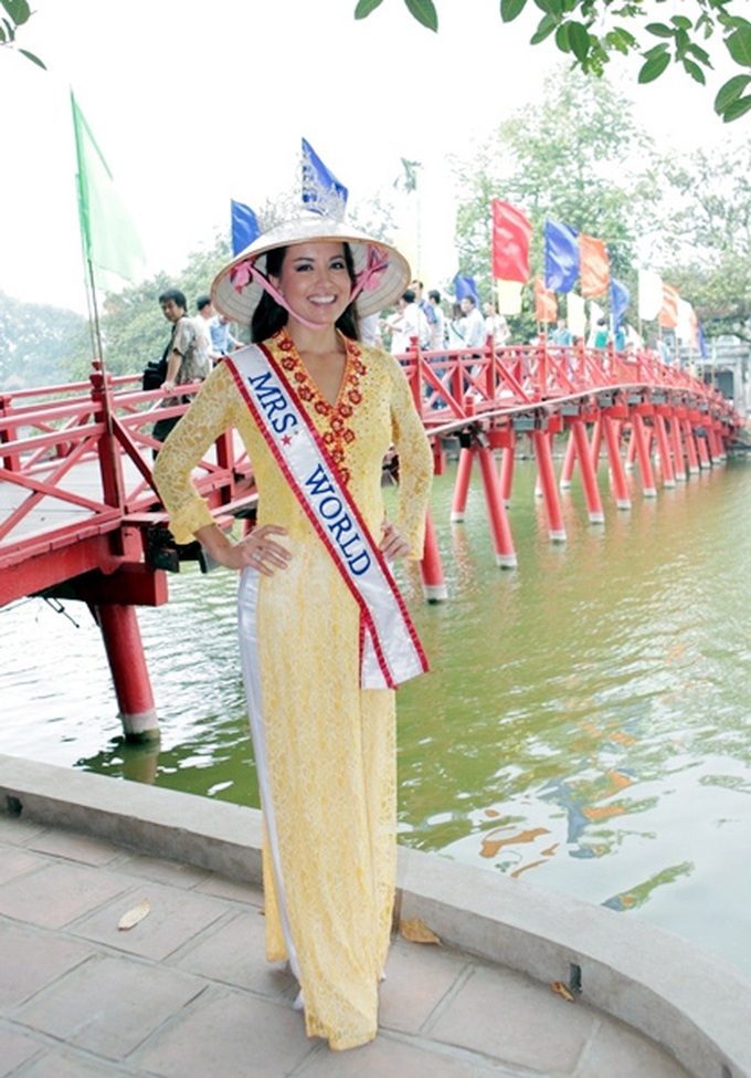 Mrs World 2011 graceful in Hanoi - 1