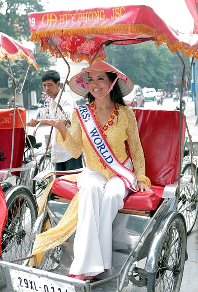 Mrs World 2011 graceful in Hanoi - 2