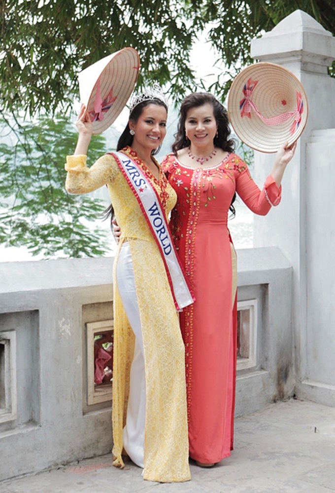 Mrs World 2011 graceful in Hanoi - 5