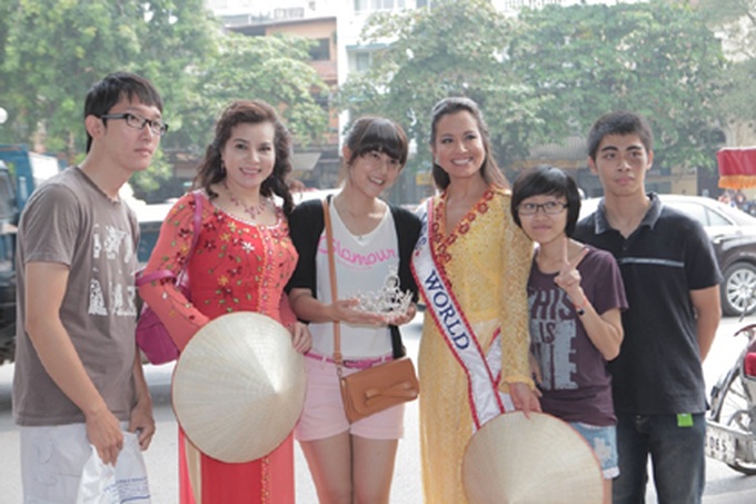 Mrs World 2011 graceful in Hanoi - 7