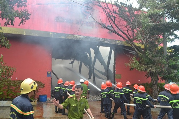Fire destroys paint storage depot in Danang - 6
