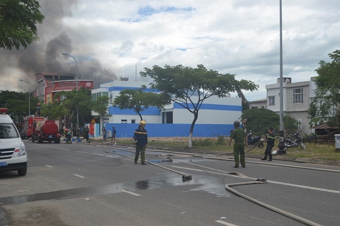 Fire destroys paint storage depot in Danang - 3