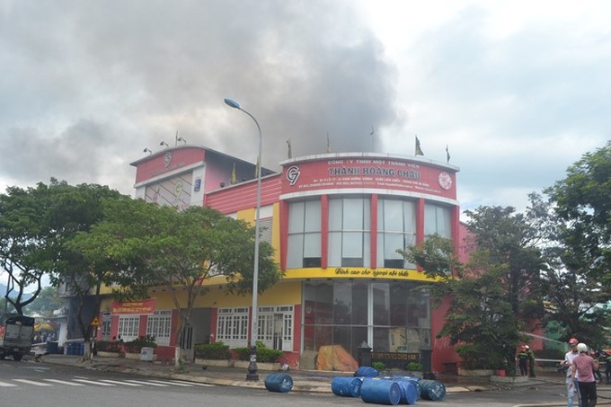 Fire destroys paint storage depot in Danang - 4