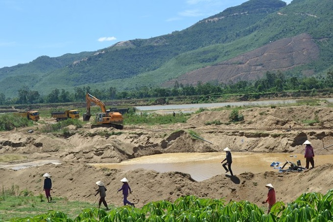 Quang Nam lcoals protest over sand overexploitation - 1