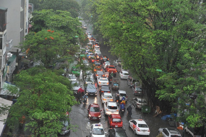 Heavy rain submerges Hanoi streets - 6 Heavy rain submerges Hanoi streets - 6