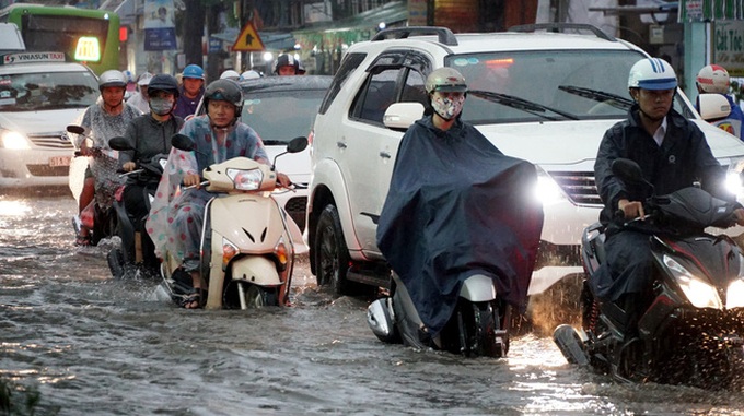 HCM City streets turned into rivers - 3 HCM City streets turned into rivers - 3