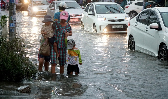 HCM City streets turned into rivers - 6 HCM City streets turned into rivers - 6