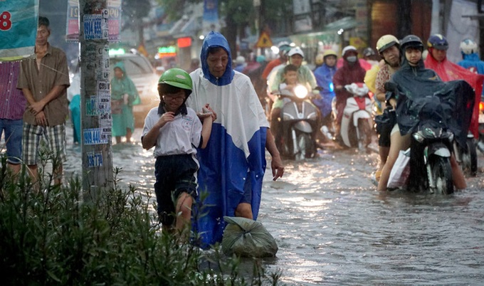 HCM City streets turned into rivers - 5 HCM City streets turned into rivers - 5