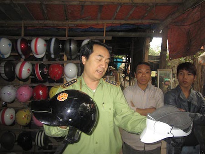 Test shows 70% of helmets sold in Hanoi are substandard - 1