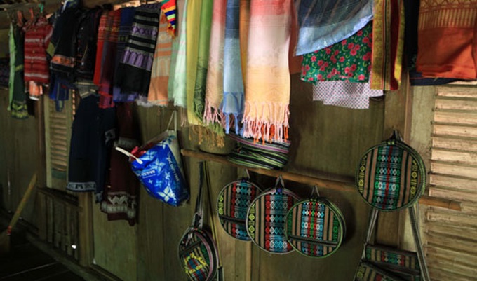 Muong villagers preserve and develop traditional culture - 1