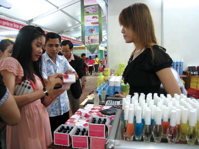 Vietnamese cosmetics fail to secure a hold in domestic market - 1
