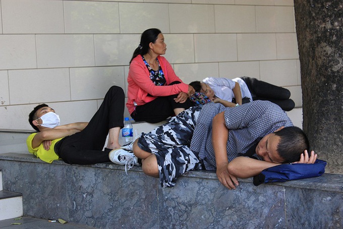 Overcrowded hospital in Hanoi in scorching heat - 5