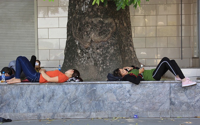 Overcrowded hospital in Hanoi in scorching heat - 6