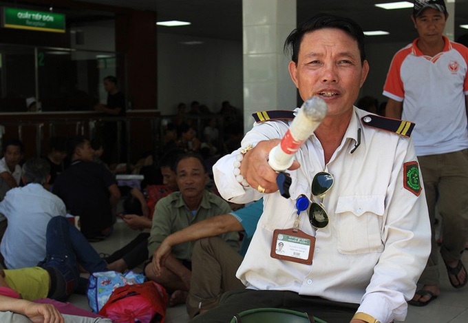 Overcrowded hospital in Hanoi in scorching heat - 4