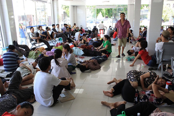 Overcrowded hospital in Hanoi in scorching heat - 3