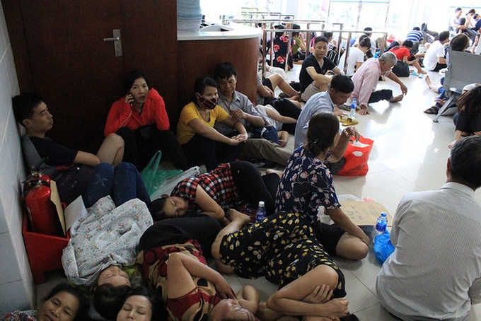 Overcrowded hospital in Hanoi in scorching heat - 1