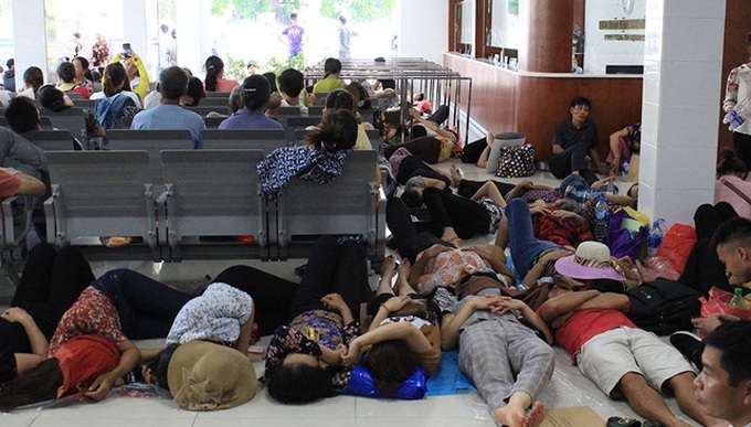 Overcrowded hospital in Hanoi in scorching heat - 2