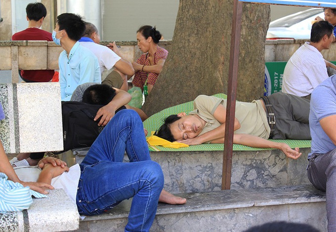 Overcrowded hospital in Hanoi in scorching heat - 7