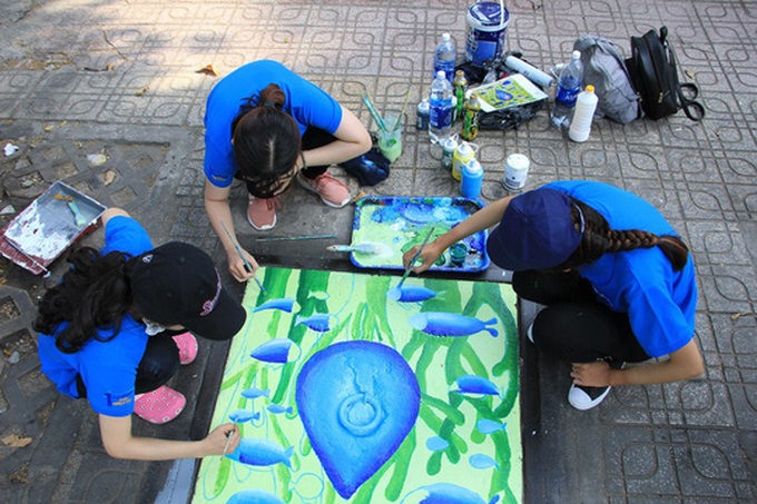 HCM City manholes turned into canvases - 2 HCM City manholes turned into canvases - 2