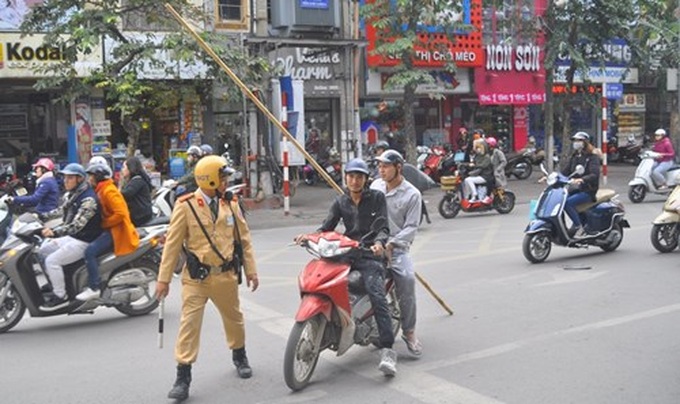 Hanoi tackles overloaded vehicles as Tet nears - 4