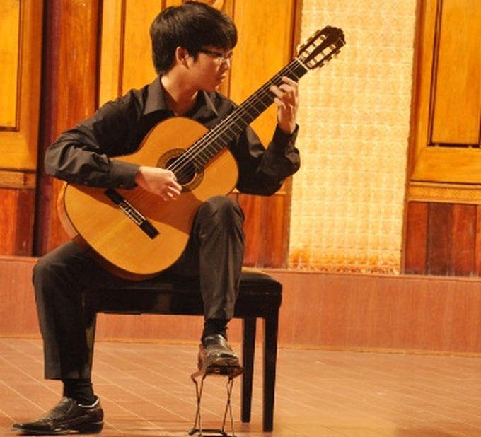 Vietnamese guitar competition apparently reveals lack of talent - 1 Vietnamese guitar competition apparently reveals lack of talent - 1