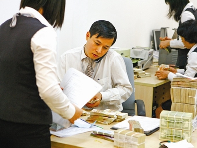 Banks announce reduction in executive pay - 1