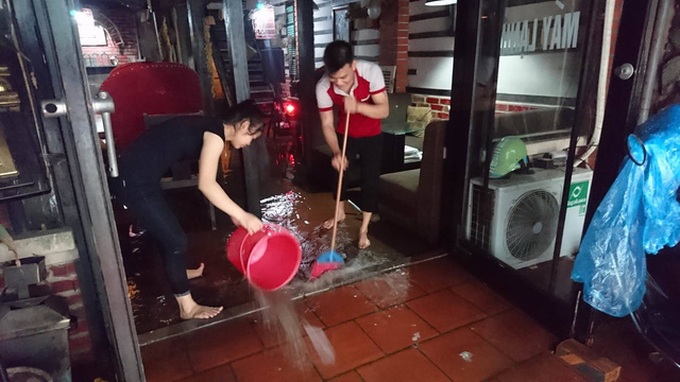Heavy rain submerges Hanoi streets - 9 Heavy rain submerges Hanoi streets - 9