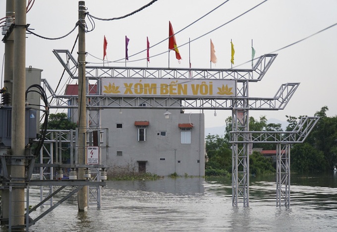 Floods ravaging Hanoi suburban localities - 1