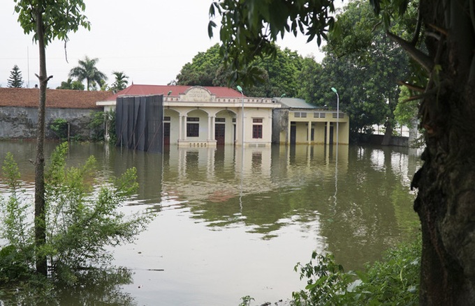 Floods ravaging Hanoi suburban localities - 6